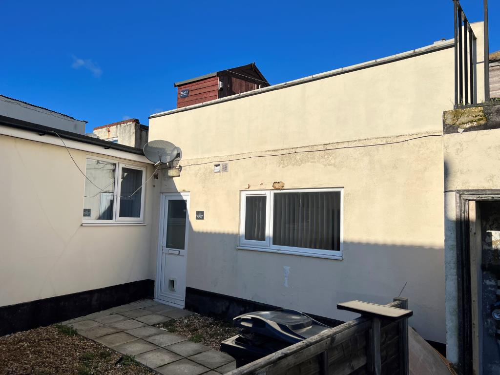 Lot: 14 - TWO-BEDROOM FLAT FOR INVESTMENT OR OCCUPATION -